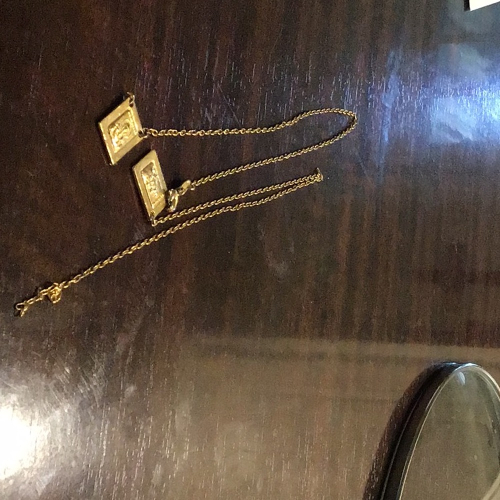 14 k scapular necklace. It’s broken.24”